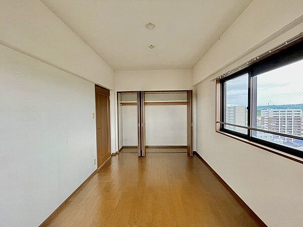 全居室に収納が備わっています。収納家具の設置が最小限で済み、住空間を有効活用できそうです。【洋室/約6.8帖】