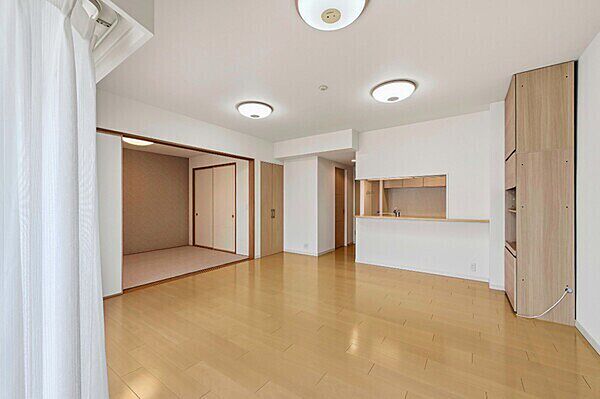 ※販売対象に家具・調度品は含まれません。ゆったりとしたLD。収納があり、食品や日用品のストックなどをすっきりと収納可能。