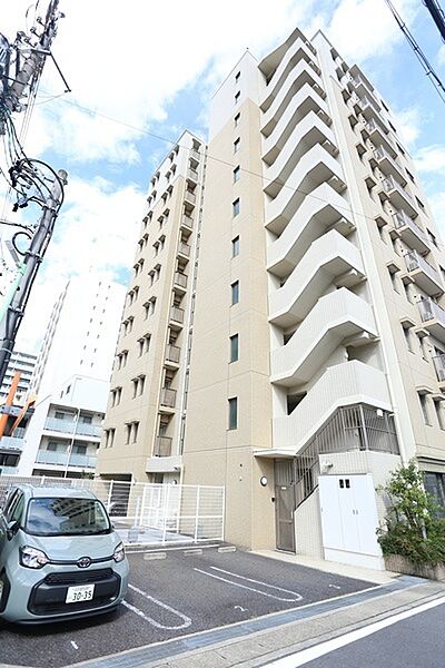 南・西角住戸につき、明るい陽射しが差し込む開放感のある住まい。ペット飼育も可能です(細則有り)。【現地外観写真】