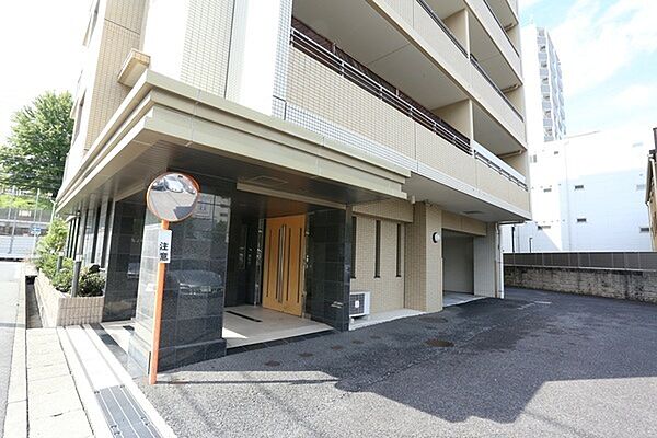 2006年6月築、三菱地所グループ分譲マンション。三菱地所コミュニティにより巡回管理されています。【エントランス】