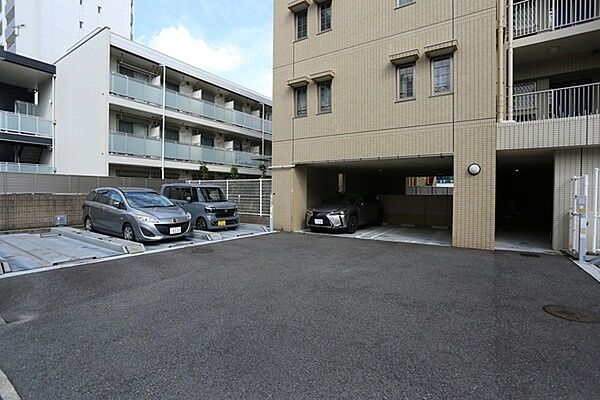 敷地内に平面駐車場があります。スムーズに車の出し入れができ、快適にご利用いただける駐車スペースです。【駐車場】