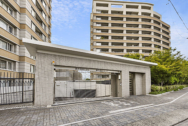駐車場には防犯性の高いシャッターゲートが備わっています。出入庫の際も見通しがよくスムーズです。【駐車場】