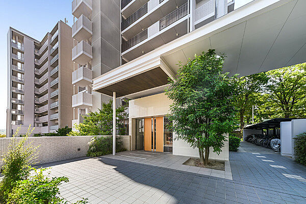 清潔感あふれるエントランス。植栽が施され、マンションの中にいながら自然を身近に感じられます。【エントランス】