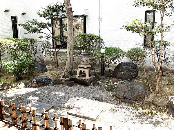 敷地内に設けられた中庭は、和の趣を感じられる風情ある空間。暮らしに安らぎをもたらしてくれます。【中庭】