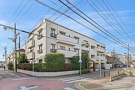 地上5階建ての2階部分、南向き角住戸です。大切なご家族の一員であるペットと暮らせます(細則有り)。【現地外観写真】