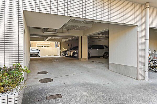 敷地内に駐車場が設けられています。現在空き無しの状況ですが、変動しますので都度お問い合わせください。【駐車場】
