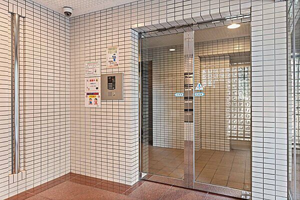 オートロックやモニタ付きインターホンが採用されているマンションです。防犯面に配慮されています。【共用部】