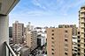 周辺：高層マンションやビルが建ち並ぶ都会的な街並み。生活利便施設が徒歩圏内の、暮らしに便利な住環境です。【南側バルコニーからの眺望】