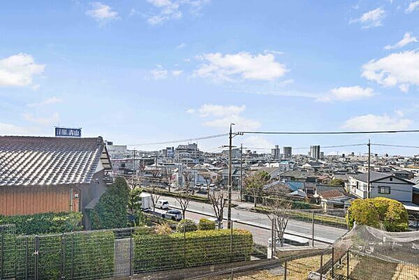 当該住戸は、2階・角住戸です。高い建物が隣接しておらず、開放的な景色が望めます（天候による)。【住戸からの眺望】