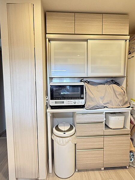 パモウナの食器棚設置済み。パントリーもございます。パモウナの食器棚設置済み。パントリーもございます。