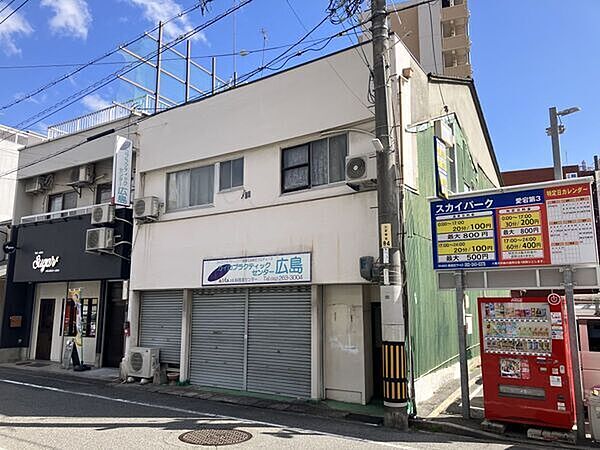 北側前面道路から撮影した現地土地写真です。 対象不動産は、北・南の両面道路です。
