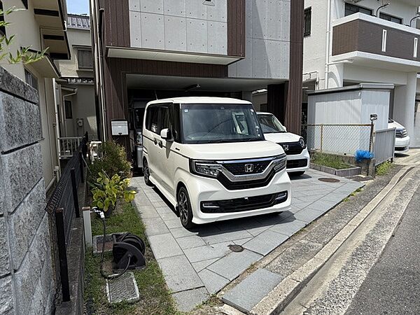 2～3台駐車可能です。（車種による）
