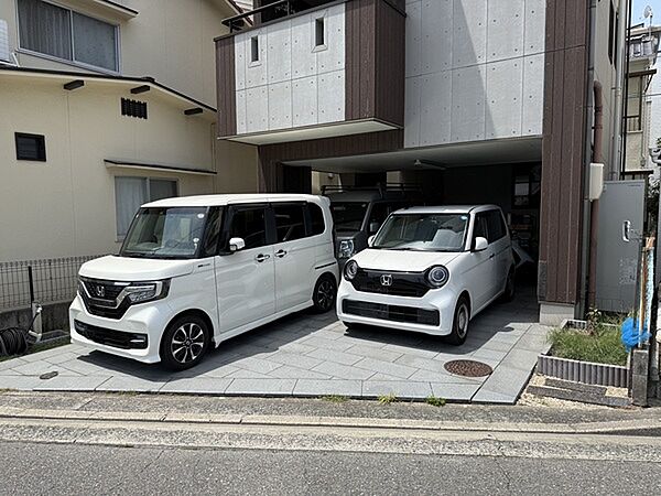 2～3台駐車可能です。（車種による）