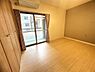 室内：広いクローゼット付の洋室。