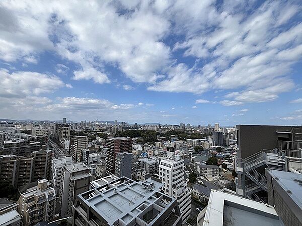 南公園(約10m)、警固南公園(約160m)など、お子様をのびのびと遊ばせてあげられる住環境です。【住戸からの眺望(北西側)】