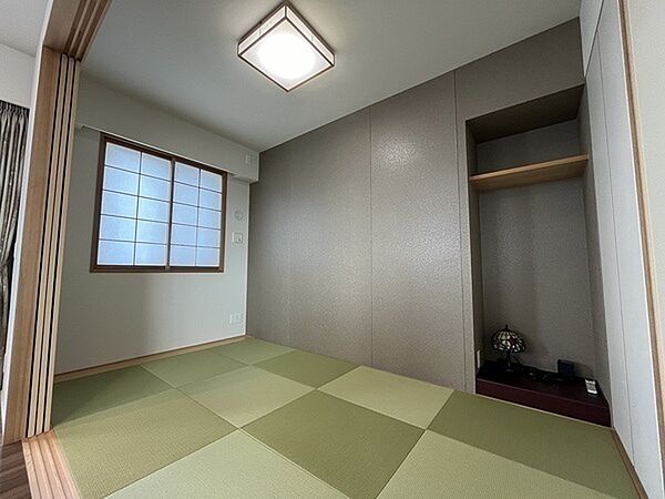 ※販売対象に家具・調度品は含まれません。LD隣接の和室約4.7帖は、床の間が設えられた癒しの空間。客間としても重宝します。