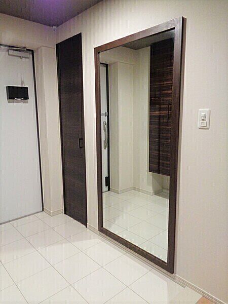 住まいの第一印象を決める玄関スペース。玄関には両手がふさがっている時にも便利な人感センサー付です。