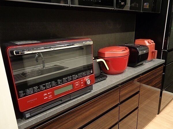 キッチン奥にはカップボードあり。キッチンまわりもすっきり清潔に。※家具・家電引渡可（要相談）