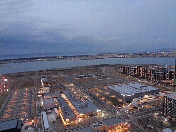 開放的なパノラマ眺望。夜は一転、落ち着いた夜景を楽しむこともでき、バルコニーへ出る楽しみも増えます。