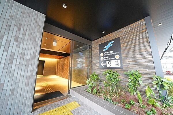 地下鉄空港線「西新」駅直結で、交通利便性が高い立地。身近に商業施設や学校がある豊かな住環境です。【エントランス】