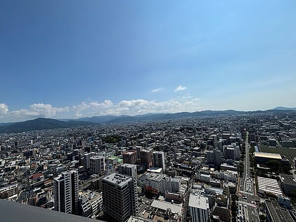 天気の良い日は、晴れ渡る青空や豊かな自然を望むことができます。時間帯で異なった景色を楽しめそうです。【住戸からの眺望】