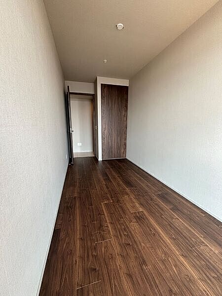 約6.3帖の洋室には、収納が備わっています。全居室、お手入れがしやすいフローリング仕様です。【洋室/約6.3帖】