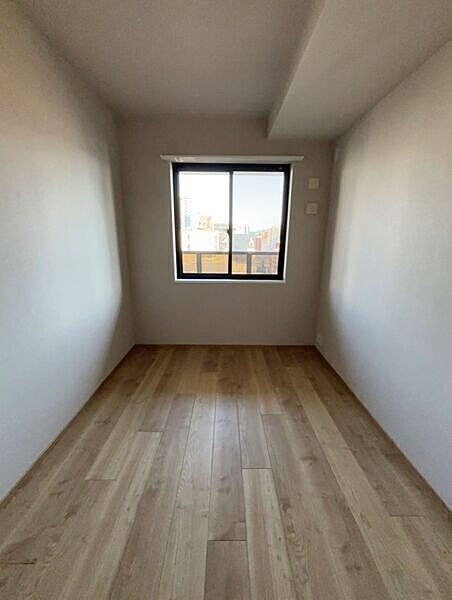 窓は腰高窓につき、窓際にも家具の配置が可能。様々なレイアウトでお部屋作りを楽しめそうです。【洋室/約5帖】