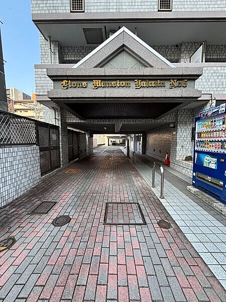 明るい雰囲気のエントランスアプローチ、オートロックがありセキュリティ充実