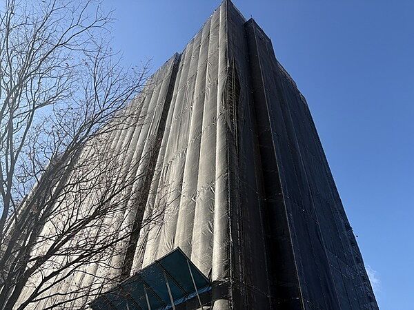 地上15階建てマンション、1階部分。階下には住戸がなく、生活音を気にすることなく暮らせます。【現地外観写真】