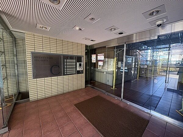 エントランスにはオートロックが設置されています。三菱地所コミュニティによる日勤管理が行われています。【エントランス】
