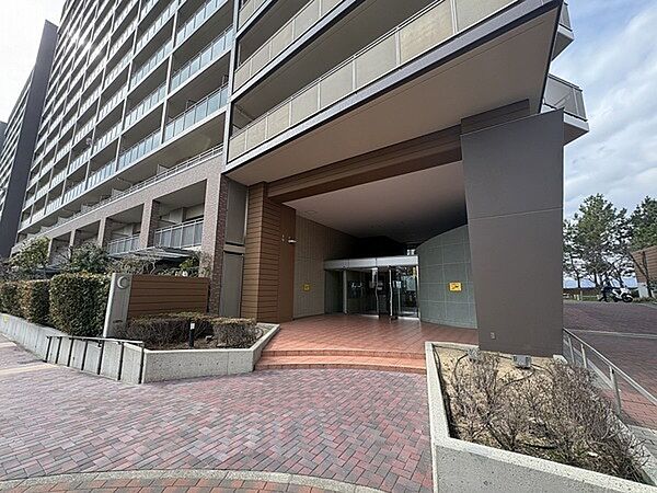 お住まいの方やゲストを迎えるエントランス。エントランス前には歩道が整備されており安全に通行できます。【エントランス】