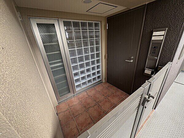 玄関先には専用ポーチ付き。共用廊下から居住空間の様子が見えにくく、プライバシーが保てます。【ポーチ】