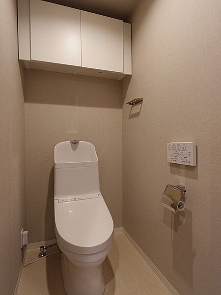 季節を問わず快適に使用できる温水洗浄便座仕様のトイレ。吊戸棚があり、掃除用品などが収納できます。【トイレ】