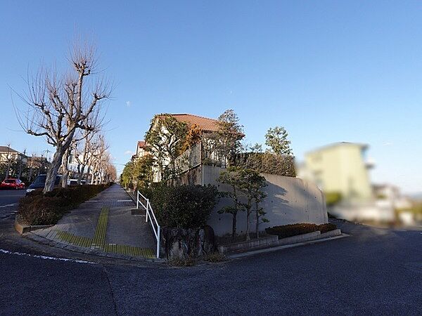 前面道路幅員は西側約20m、南側・東側はいずれも約6m。開放感があり、お車の通行もスムーズです。【現地外観写真】