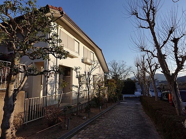 北葛城郡王寺町太子3丁目に位置します。収納スペースが豊富で、住空間をすっきりと保てる住まいです。【現地外観写真】