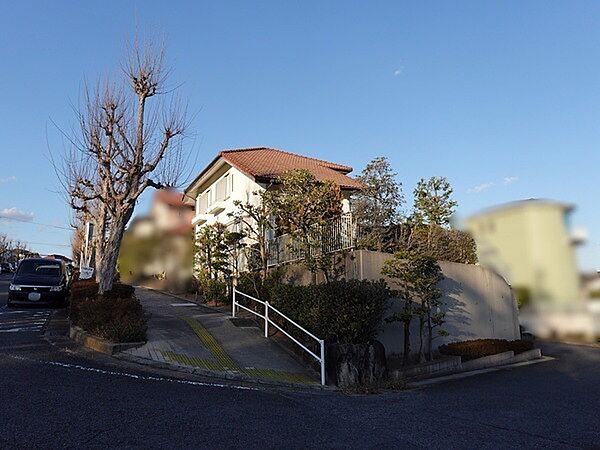 LDは3面採光のため、明るさあふれる空間で団らんを楽しめます。南面にテラスあり、多目的に活用可能。【現地外観写真】