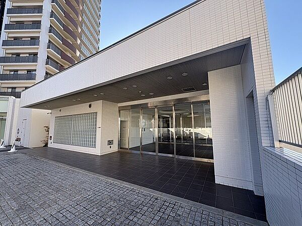 三菱地所コミュニティによる日勤管理体制です。共用部は手入れが行き届き、清潔感がございます。【エントランス】