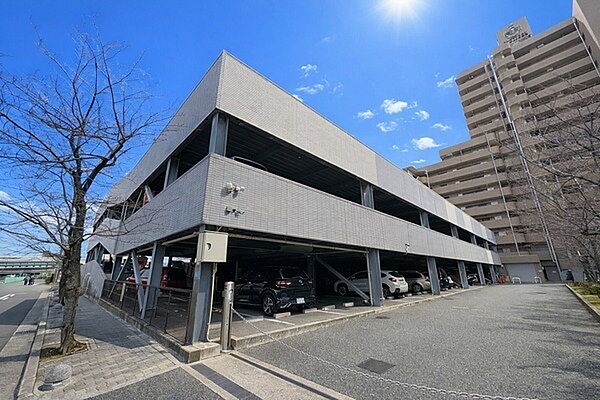 専用使用権付駐車場が設けられています(無償・サイズ制限有り)。詳細はお気軽にお問合せください。【駐車場】