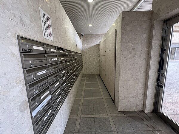 荷物の受け取りに便利な宅配ボックスが備わっています。再配達依頼の手間が省け、気軽に外出できます。【その他共用部】