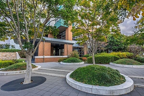 植栽が綺麗に施されています。管理会社による日勤管理が行われ、共用部は手入れが行き届き、清潔です。【現地外観】