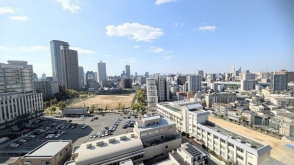 地上45階建の14階部分に位置し、眺望良好。遠くまで広がる、開放感のある景色をお楽しみいただけます。【住戸からの眺望】