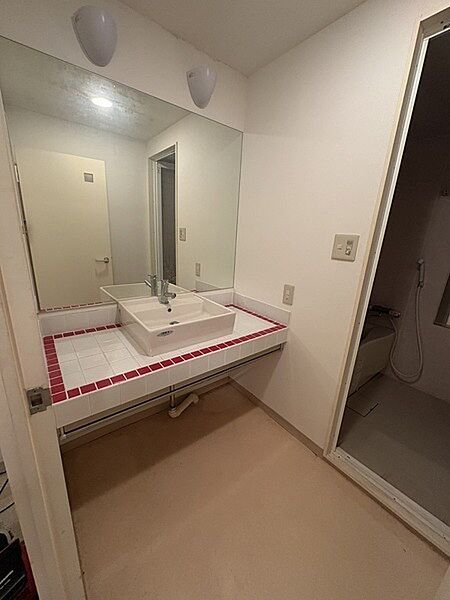 大きな一面鏡が使いやすい洗面化粧台です。洗面室近くには窓付きのユーティリティも備わっています。【洗面室】
