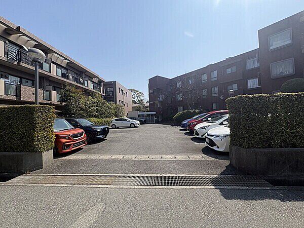 専用使用権付き駐車場有り(使用料無償・サイズ制限有り)。詳細は担当までお気軽にお問い合わせください。【駐車場】