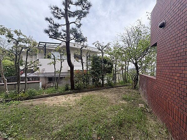 100平米超の広々とした専用庭付きのため、マンションでありながら戸建て感覚で暮らせそうです。【専用庭】
