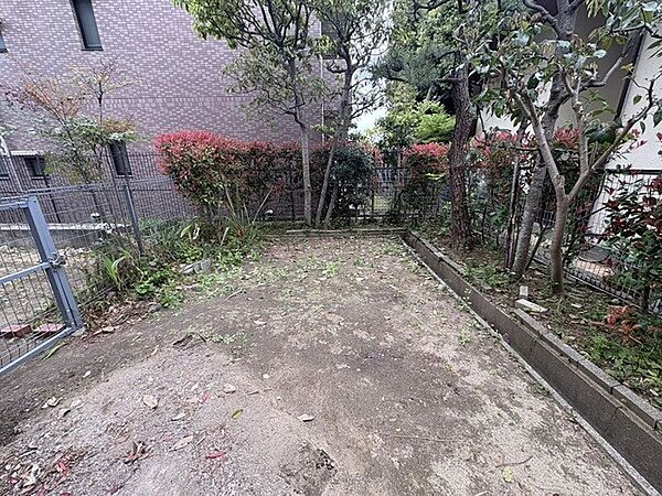 専用庭はお子様の遊び場などにも良さそうです。植栽が施されており、四季の移ろいを身近に感じられます。【専用庭】