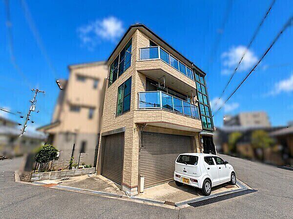 シャッター付き駐車スペース有り(車種による)。前面道路幅員は約6mで車の出し入れもしやすそうです。【現地外観写真】