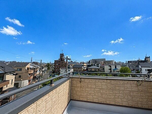 落ち着いた住環境です。遠くの空まで見渡せ、晴れた日には気持ちの良い青空を楽しむことができそうです。【住戸からの眺望写真】