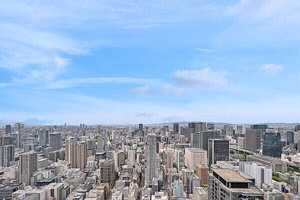 遮るものなく周囲を見晴らす開放的な眺望。外部からの視線が届きにくい、プライバシー性の高さも魅力です。【住戸からの眺望】