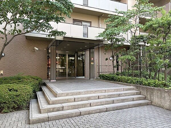 総戸数190戸。オートロック付きのタワーマンションです。共用部には便利な宅配ボックスもございます。【エントランス】