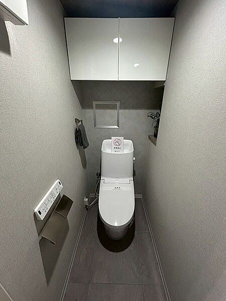 ※販売対象に家具・調度品は含まれません。新調されたトイレは、温水洗浄便座仕様。清潔で気持ちよく新生活がスタートできます。